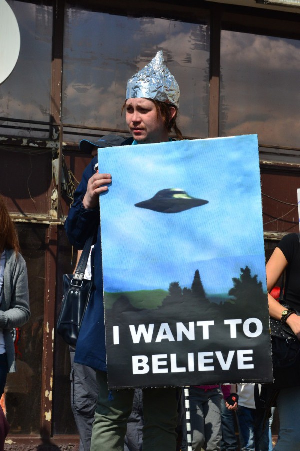 Участник с плакатом «Хочу верить» на Монстрации © Алёна Груя