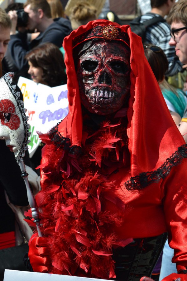 Участница акции Монстрация в маскарадном платье и маске © Алёна Груя