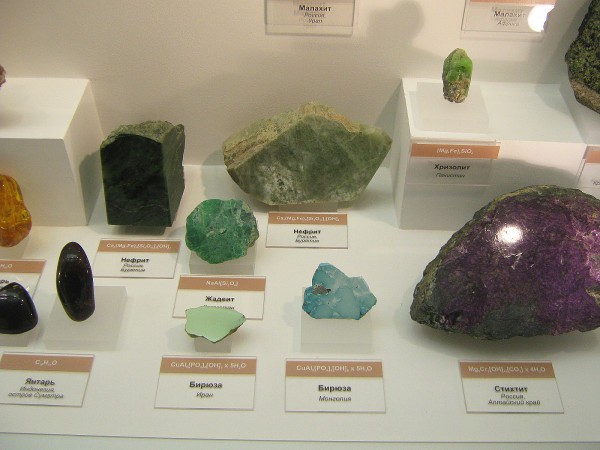 Полудрагоценные камни на геологической выставке © Алёна Груя