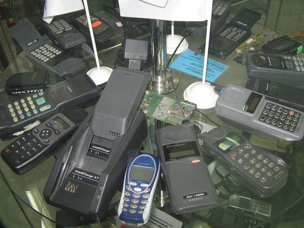 Коллекция сотовых телефонов в музее © Алёна Груя