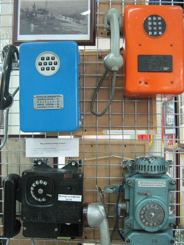 Телефонные аппараты, выставленные в Музее связи Сибири © Алёна Груя