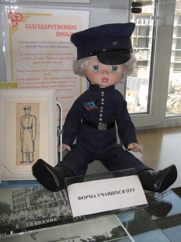 Экспонат музея – кукла в ученической форме © Алёна Груя