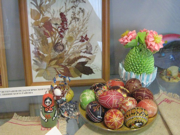 Подарки музею – расписные яйца и другие сувениры © Алёна Груя