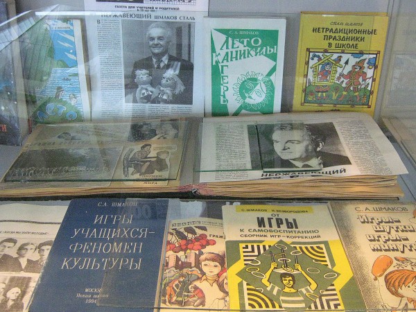 Газеты и книги – экспонаты в четвертом зале музея © Алёна Груя