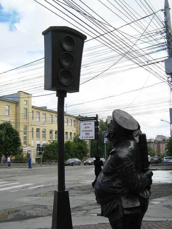 Памятник светофору на пересечении улиц Серебренниковской и Сибревкома © Алёна Груя