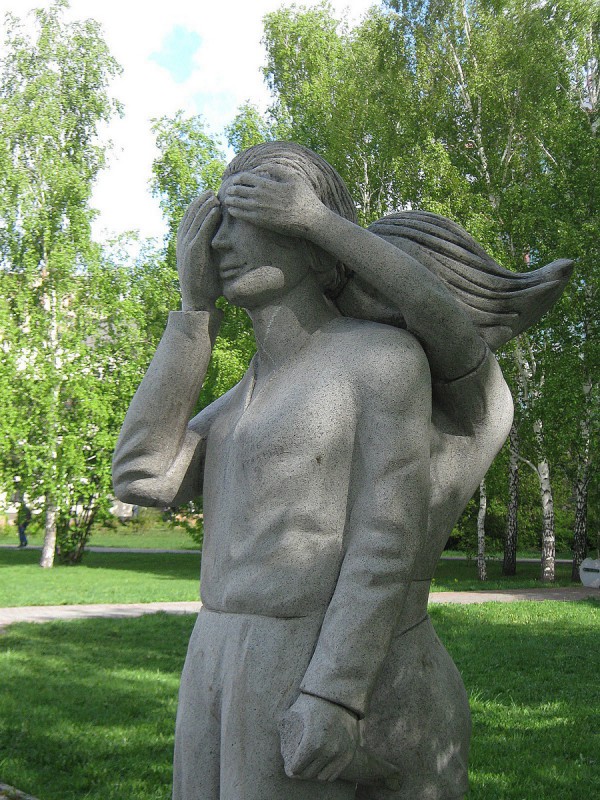Скульптурное изображение парня и девушки © Алёна Груя