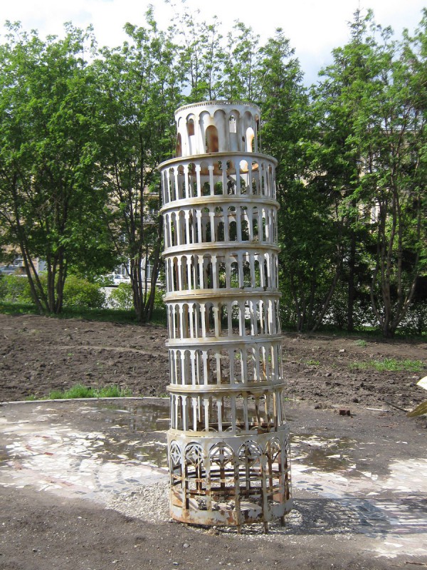 Скульптура в виде Пизанской башни © Алёна Груя