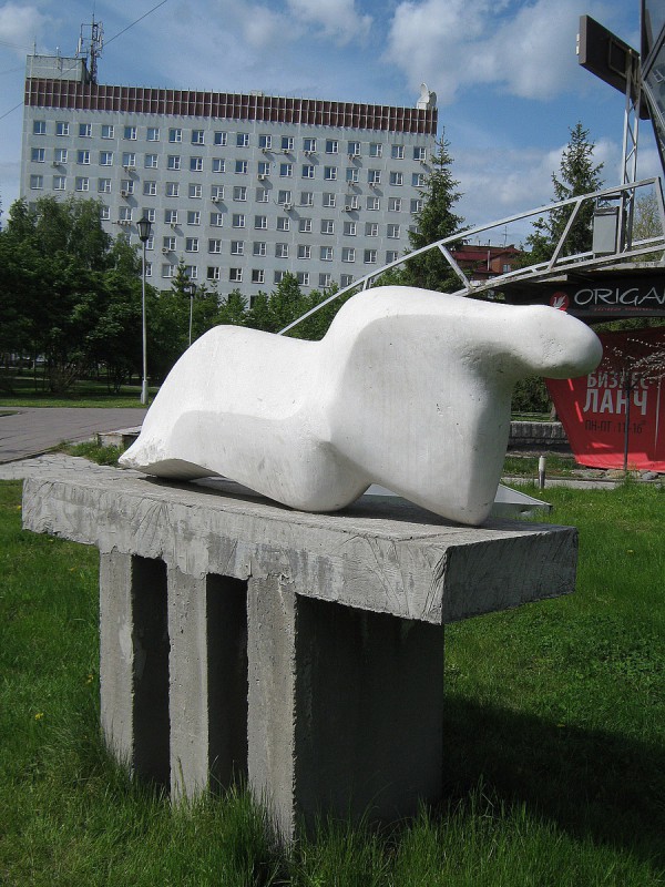 Абстрактная скульптура возле театра © Алёна Груя