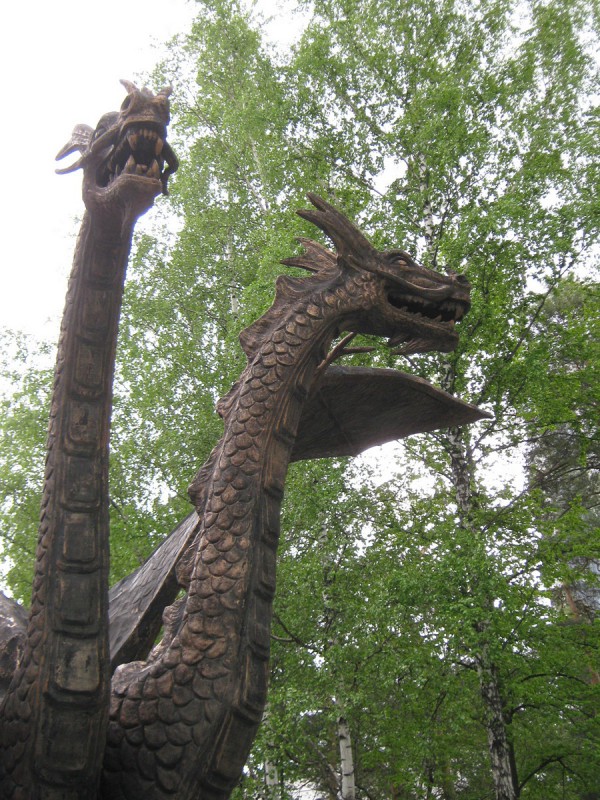 Часть памятника – головы Змея Горыныча © Алёна Груя