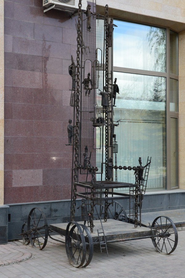 Трон – металлическая композиция на улице Депутатской © Алёна Груя