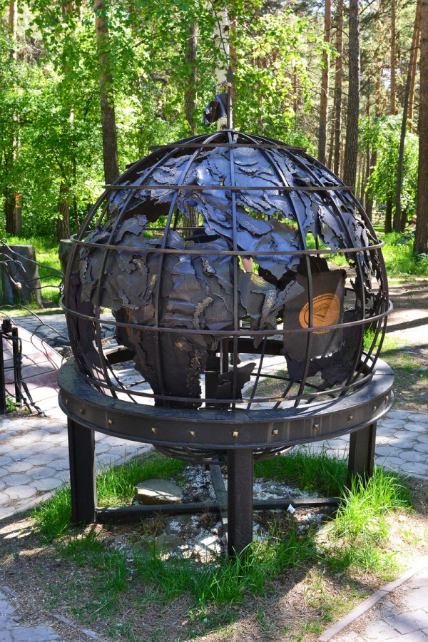 «Глобус» - кованная металлическая скульптура © Алёна Груя