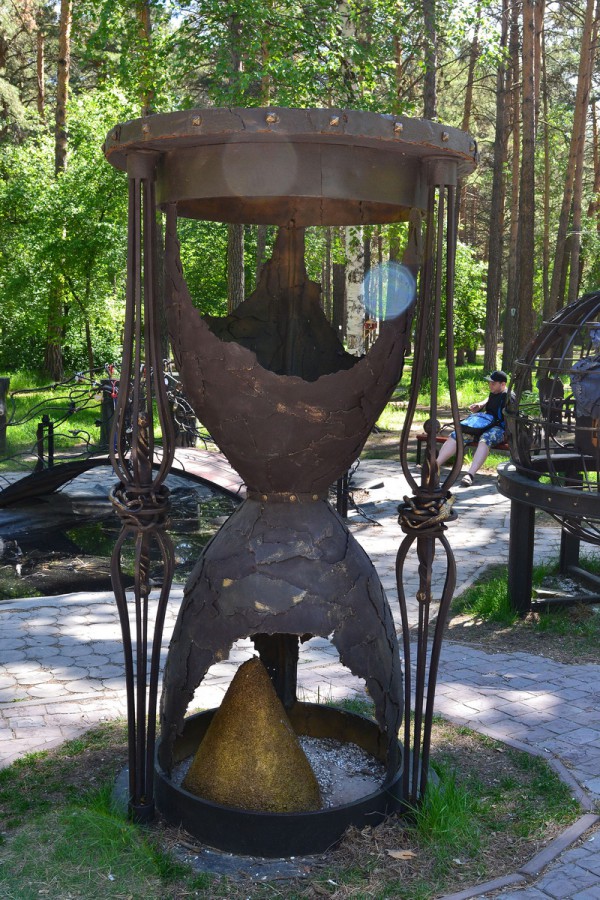 «Песочные часы» - скульптурная композиция в парке культуры и отдыха © Алёна Груя