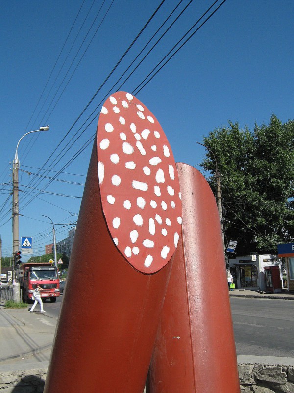 Памятник колбасе на улице Комсомольской © Алёна Груя