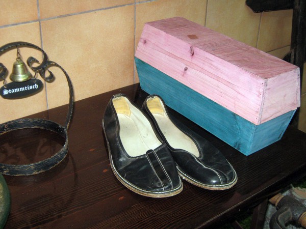 Экспонат музея – обувь, которую ставили рядом с порогом © Алёна Груя