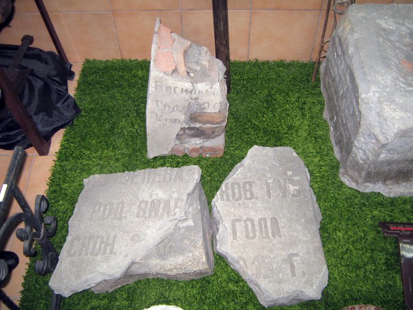 Фрагменты старых надгробных плит © Алёна Груя