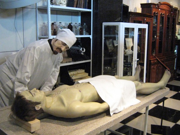 Манекены в Музее смерти – врач и покойник © Алёна Груя