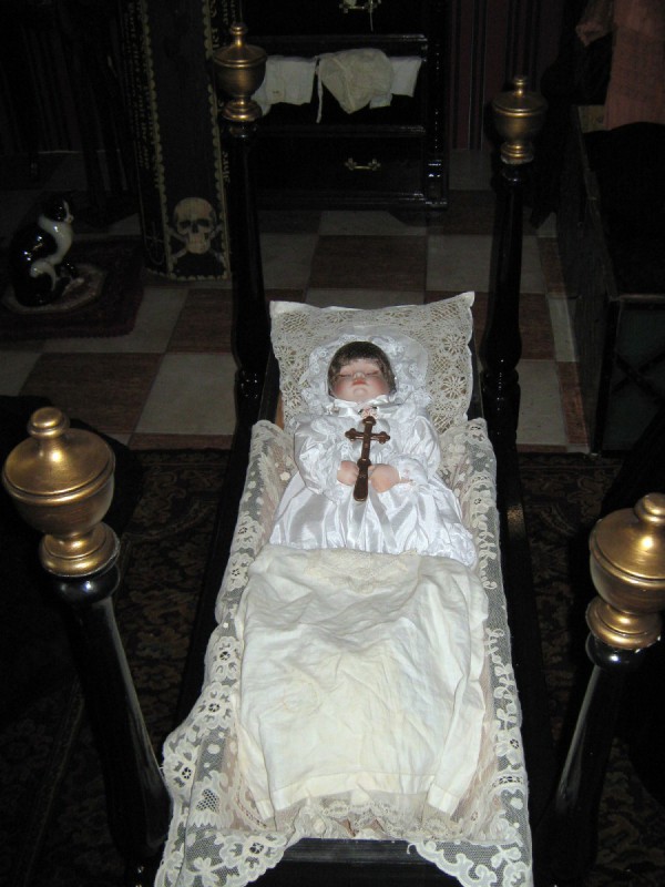Экспонат музей – кукла, изображающая мертвого ребенка © Алёна Груя