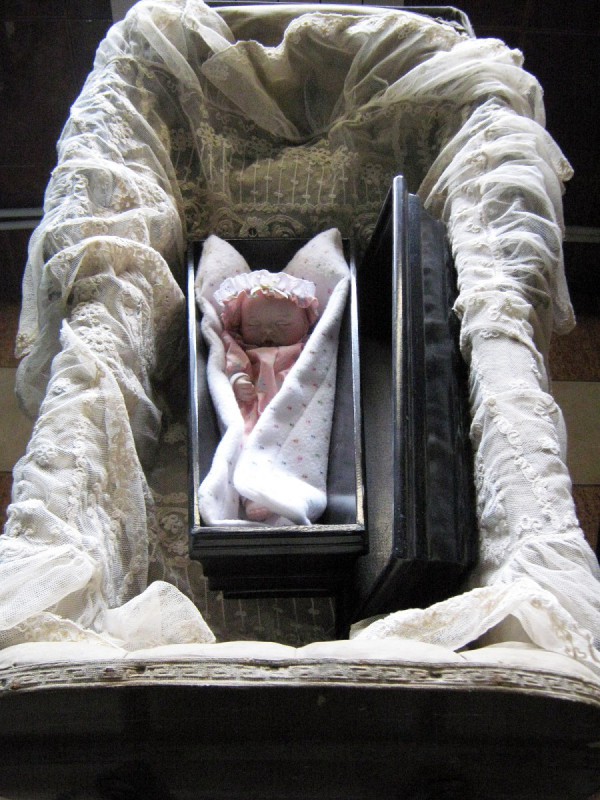 Один из экспонатов – кукла в виде мертвого ребенка © Алёна Груя