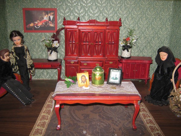 Экспонат Музея смерти – кукольный домик, в котором проходят похороны ребенка © Алёна Груя