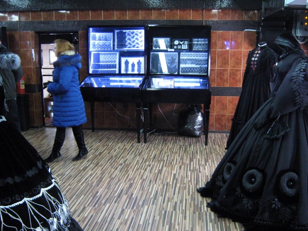 Зал Музей смерти, в котором выставлены траурные платья © Алёна Груя