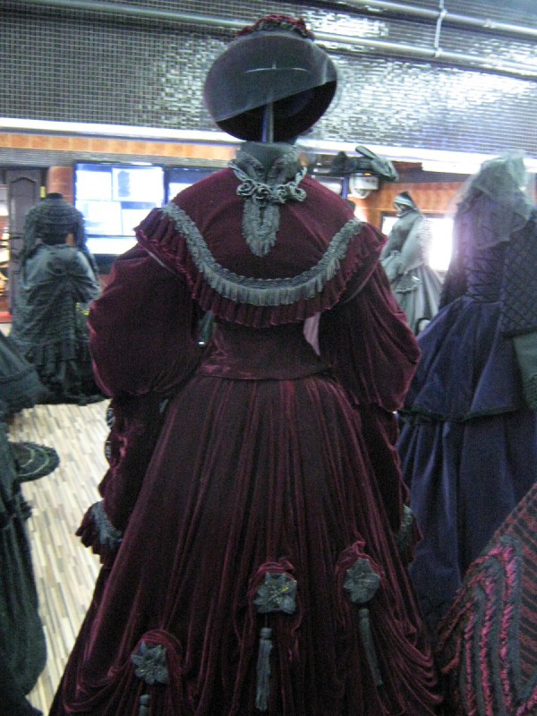 Бордовое траурное платье в музее © Алёна Груя