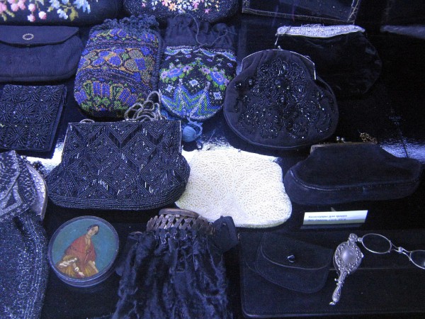 Дамские сумочки – экспонаты Музея мировой погребальной культуры © Алёна Груя