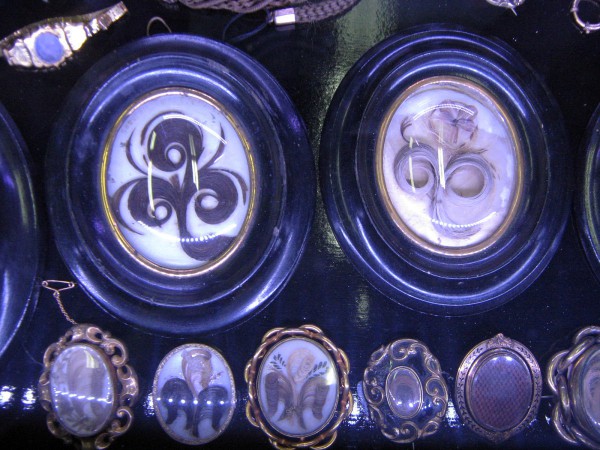Медальоны, в которых находятся локоны покойных © Алёна Груя