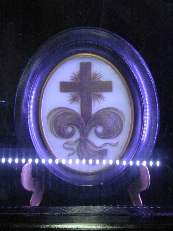Один из экспонатов музея – медальон с вложенными волосами покойного © Алёна Груя