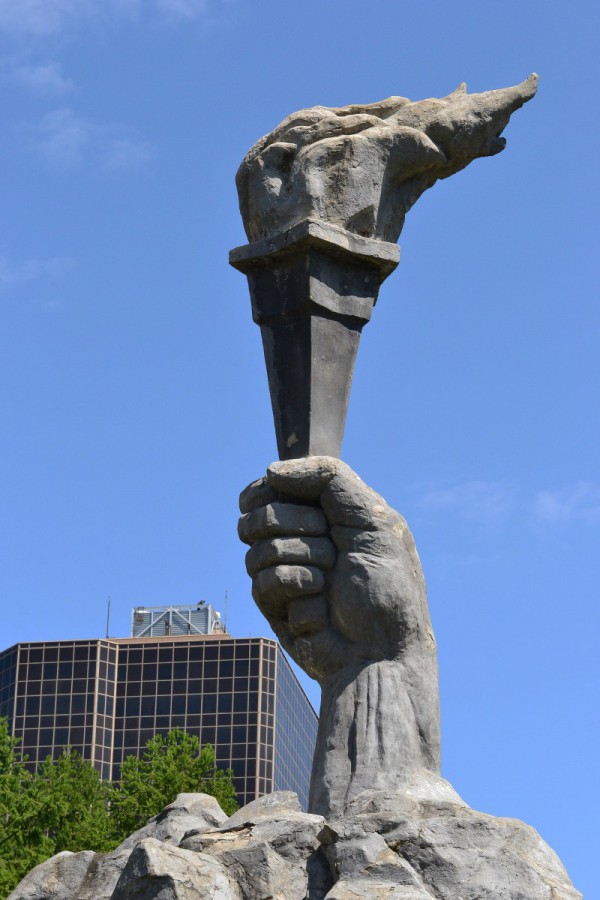 Часть надгробного монумента в сквере Героев революции © Алёна Груя