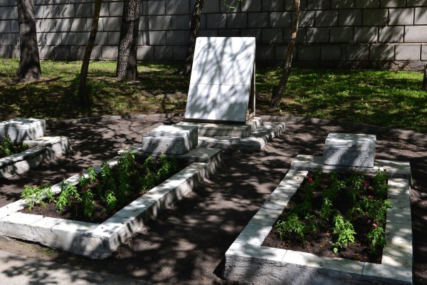 Одна из могил в сквере Героев революции © Алёна Груя