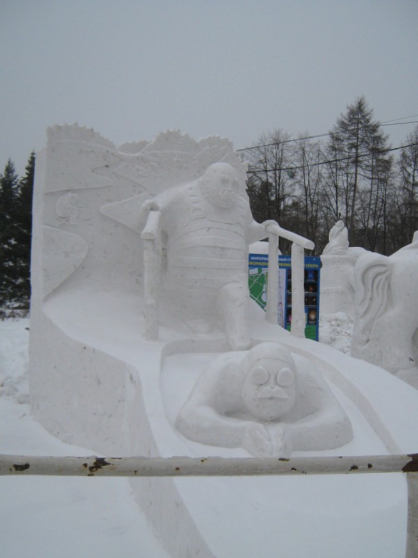 Снежная скульптура, изображающая богатыря – работа команды с Горного Алтая © Алёна Груя