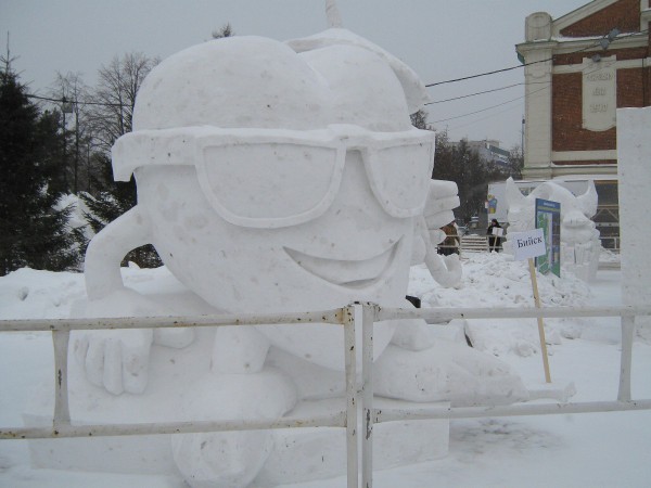 Снежная скульптура «Доплывем до Сочи», сделанная командой из Омска в виде конька © Алёна Груя