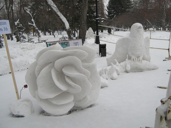 Скамья примирения в ледовом Снежная скульптура, изображающая соловья и розу © Алёна Груя