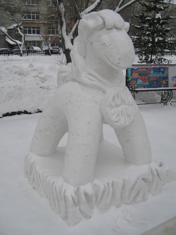 Снежная композиция – лошадка, сделанная одной из детских команд © Алёна Груя