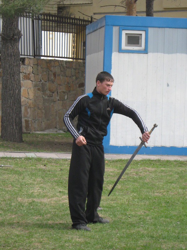 Парень демонстрирует владение мечом © Алёна Груя