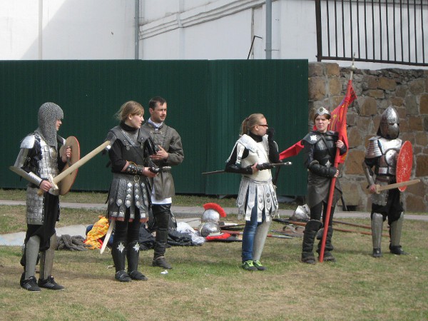 Участники «Красной горки» в средневековых костюмах © Алёна Груя