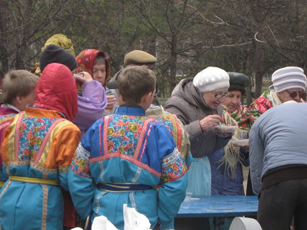 Гости «Красной горки» в Нарымском сквере  © Алёна Груя