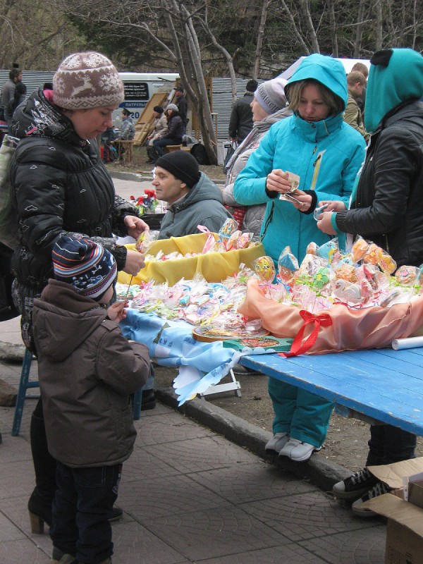 Продажа сладостей в сквере © Алёна Груя