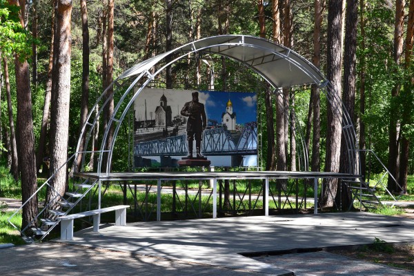 Сцена в Заельцовском парке © Алёна Груя