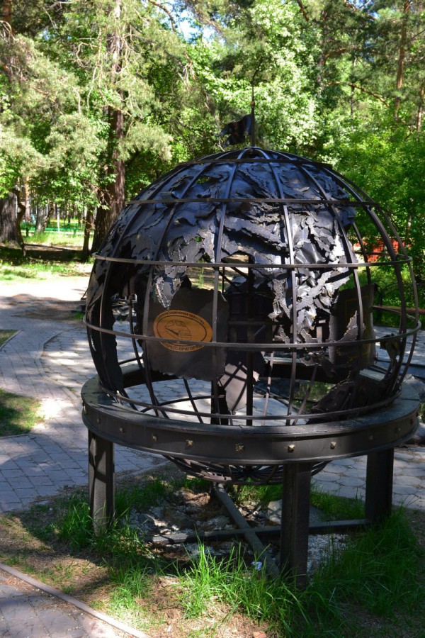 Глобус – одна из скульптур в парке © Алёна Груя