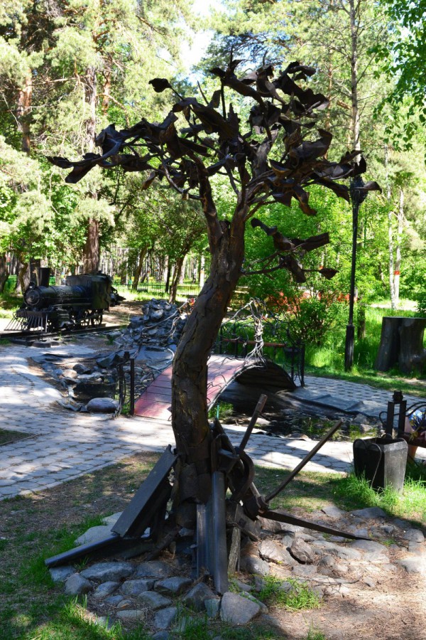 Скульптурная композиция в виде дерева в Заельцовском парке © Алёна Груя