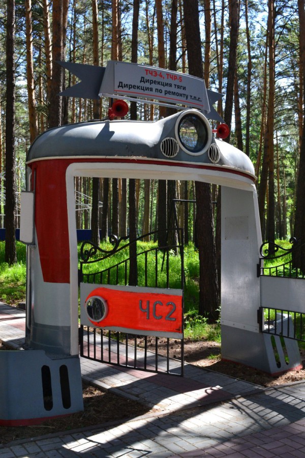 Необычные ворота на аллее в Заельцовском парке © Алёна Груя