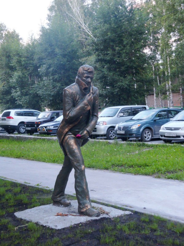 Скульптура лирического героя песни Михаила Зуева «Иду один» © Елена Пак
