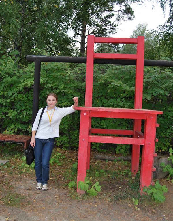 Еще одна дизайнерская находка, ставшая знаменитой - гигантский красный стул при входе в Парк Бонсай Ботсада СО РАН