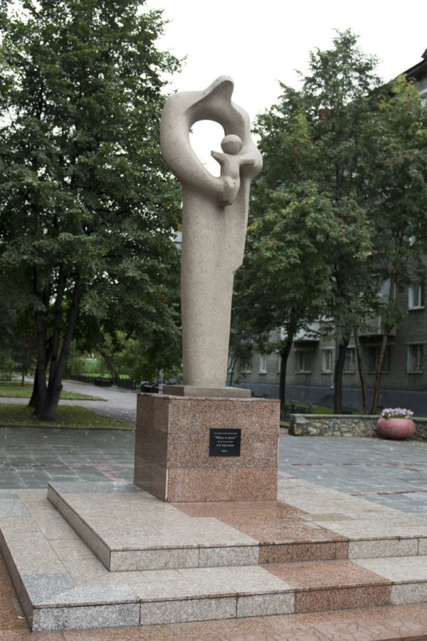 Скульптурная композиция «Мать и дитя» в Материнском сквере © Алёна Груя