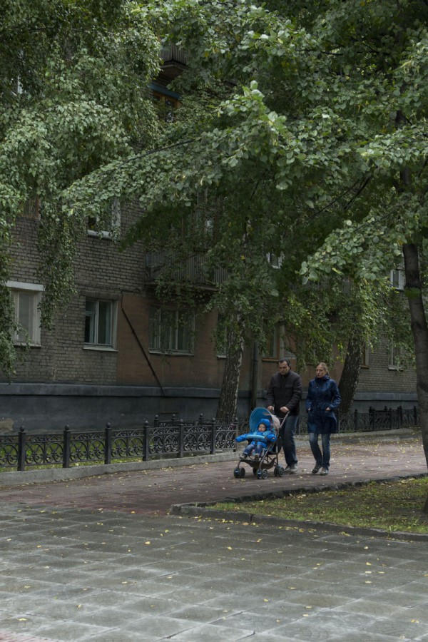 Молодая семья гуляет по Материнскому скверу © Алёна Груя