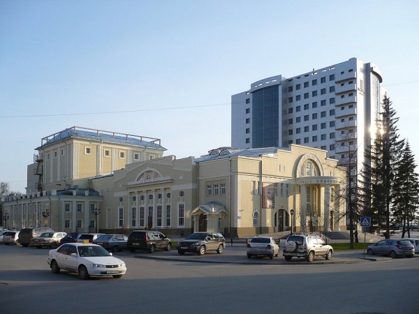 Общий вид на здание театра © bear61, http://fotki.yandex.ru/users/bear61/view/63537/