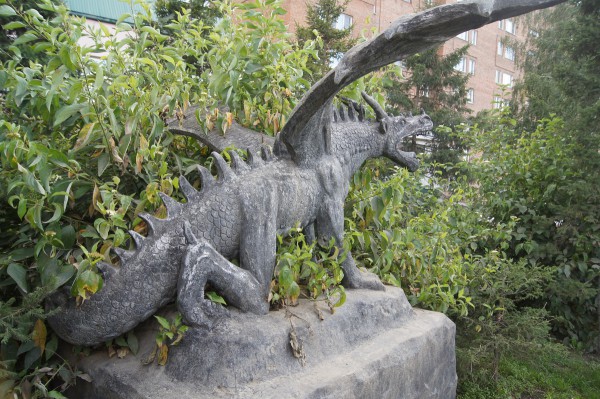 Скульптура дракона в кустах © Роман Лоренц