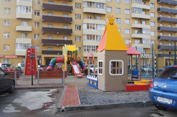 Детская площадка с домиком © Михаил Аксаментов