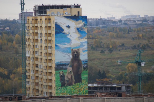 Картина с медведями на фасаде дома © Михаил Аксаментов